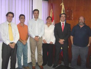 De izda a derecha: Koldo Atxutegi, Unai Azpiritxaga, Pedro Arriaga, Izaskun Etxearte, Rafael Kutz y Luis Trincado durante la presentación de Kutz a la comunidad vasca de Venezuela, en 2007 (foto Pedro Javier Arriaga)