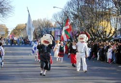 Representantes de la Euskal Etxea en un desfile por las calles de Saladillo