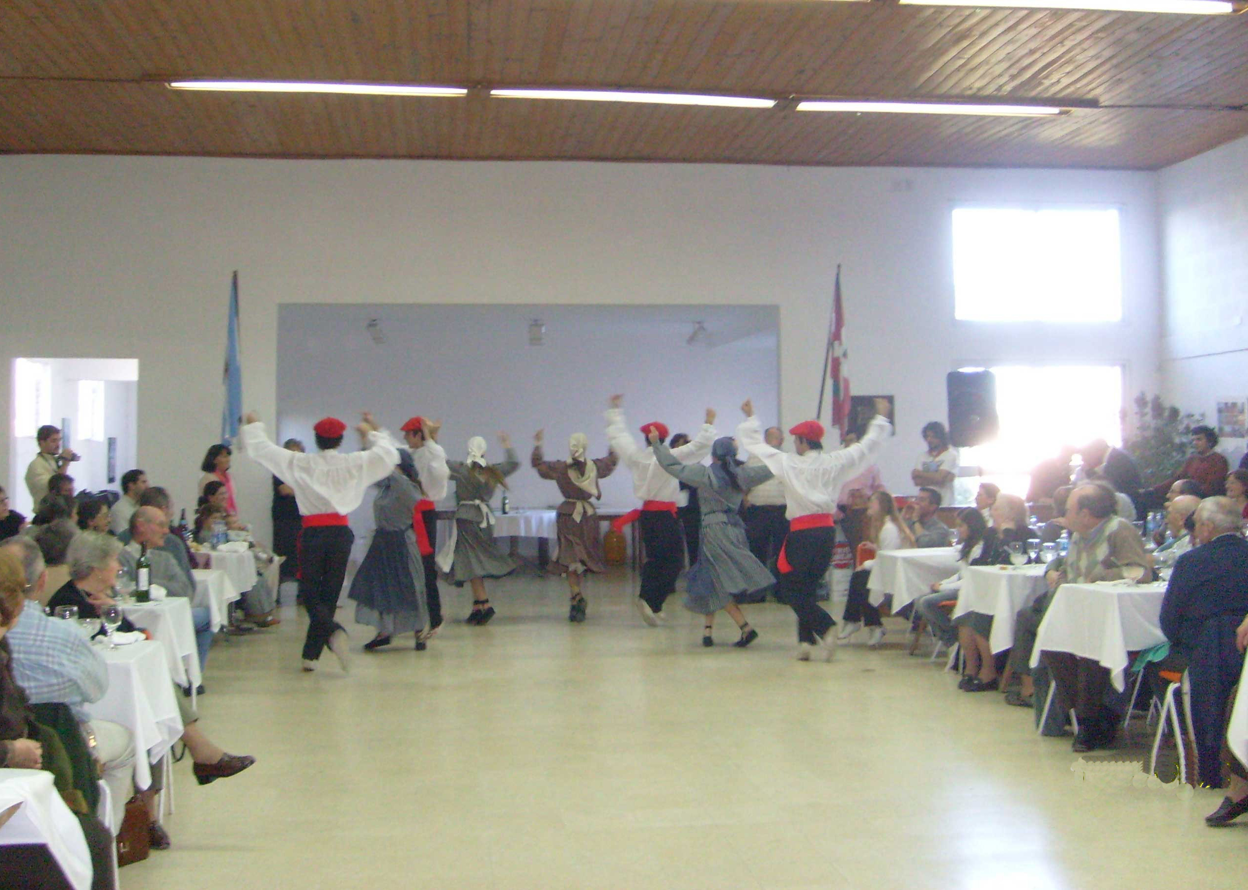 Exhibición de euskal dantza en la fiesta de San Fermín de la Euskal Etxea de Tandil