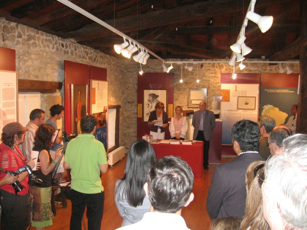 M. Josune Ariztondo, Diputada Foral de Cultura  de Bizkaia; Ana Arriaga, directora del museo, y Jose Azpiazu, alcalde de Ziortza-Bolibar en la presentación del libro