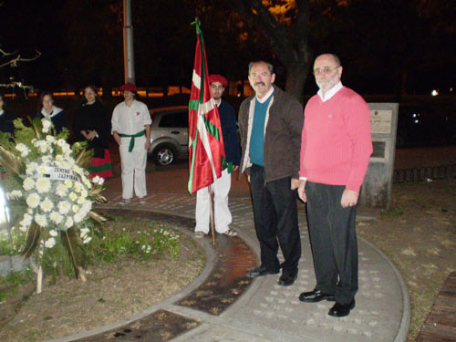 Rául Bereciartua, presidente de Zazpirak Bat, junto a Carlos Borrás, representando al Centro Urrundik de Paraná, durante la ofrenda floral en la Plaza Gernika de Rosario