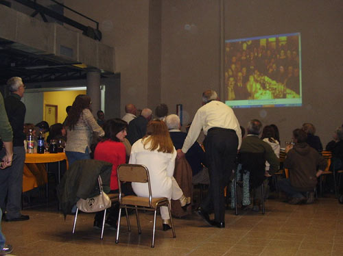 Los reunidos en el encuentro de Salvarredis pudieron contemplar y descubrir viejas fotos, conocidas y no, pertenecientes a la historia de la familia