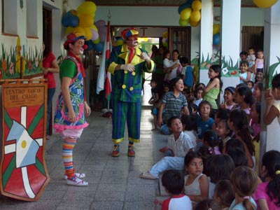 Los payasos Anacleta y Agapito hicieron las delicias de las niñas y niños participantes de la Chocolateada Solidaria organizada por 'Kotoiaren Lurra' del Chaco
