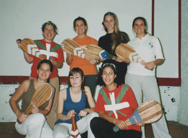 Equipo de las jóvenes pelotaris del Centro Vasco Denak Bat de Mar del Plata