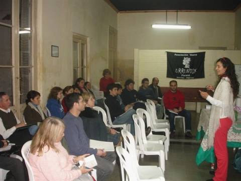 La docente Aduna Olaizola impartiendo el curso de Euskera y Cultura Vasca en la capital entrerriana