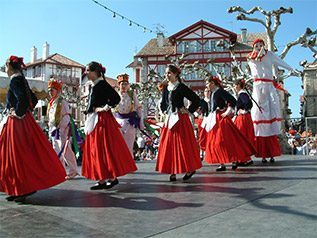 Dantzaris de Amaiur durante una exhibición ofrecida en Donibane
