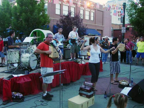 El grupo vasco boiseano "Amuma says no" en plena actuación en el marco del Basque Block de Boise (foto EuskalKultura.com)