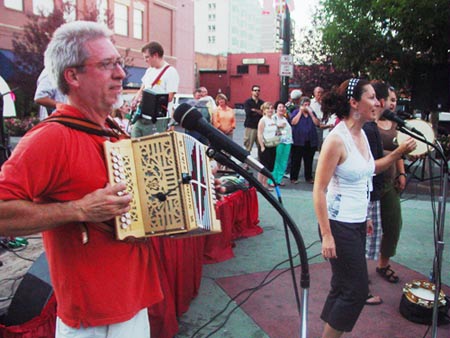 Boiseko 'Amuma Says No' euskal taldea, lehenengo lerroan, trikian, Dan Ansotegui, eta ahotsean Jill Aldape (arg. EuskalKultura.com)