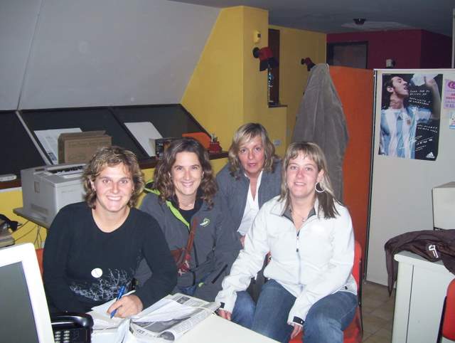 En primera línea, las tres visitantes, junto a una de sus anfitrionas durante su visita a la sede de 'Zingirako Euskaldunak'