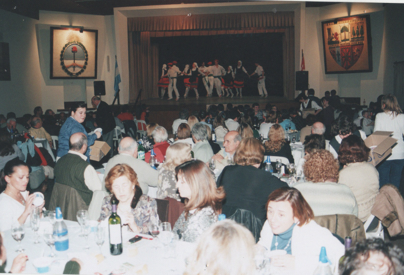 Un aspecto de la cena de aniversario de Denak Bat, con la actuación del cuerpo de baile al fondo (foto Denak BatEE)
