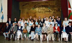 Miembros fundadores y otros miembros históricos de Denak Bat durante el homenaje que se les tributó en el año 2005