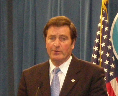 El vicegobernador californiano John Garamendi (foto EuskalKultura.com)