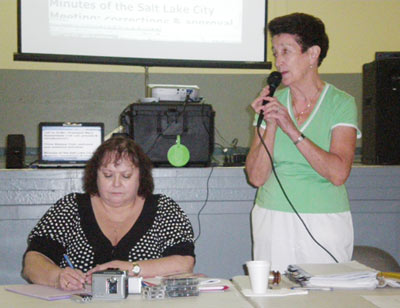 La reelegida presidenta de NABO, Mary Gaztambide (de pié), junto a la secretaria de la entidad, Nancy Trevino, sentada (foto EuskalKultura.com) 