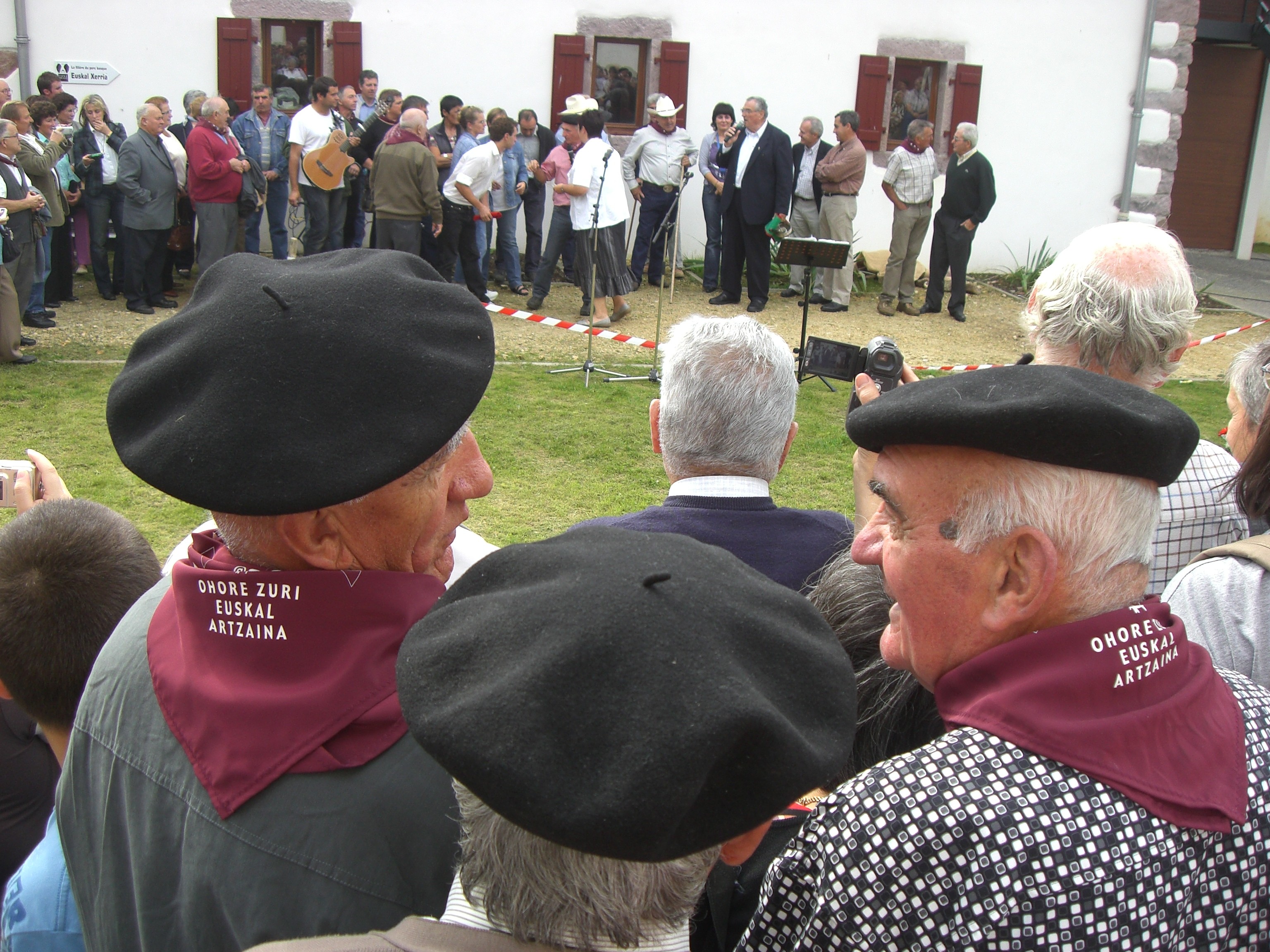 Homenaje a los pastores de América realizado en Aldude el año pasado. En primer plano, charlando entre ellos, los hermanos bajonavarros Oçafrain, que emigraron de Banka a San Francisco (foto EuskalKultura.com)