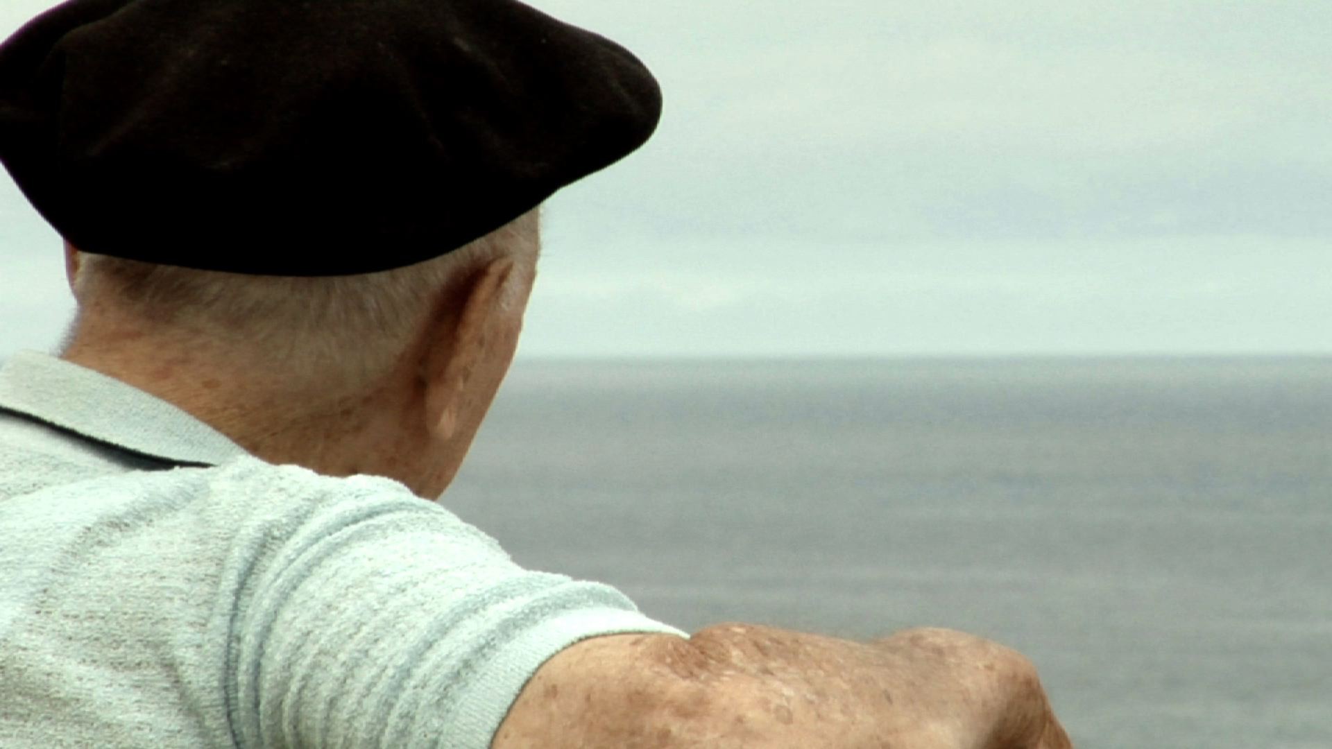 Antonio de Ertze mira al mar en un fotograma del corto 'Old Man and the Whale' (fotos Bitter Blue Productions)