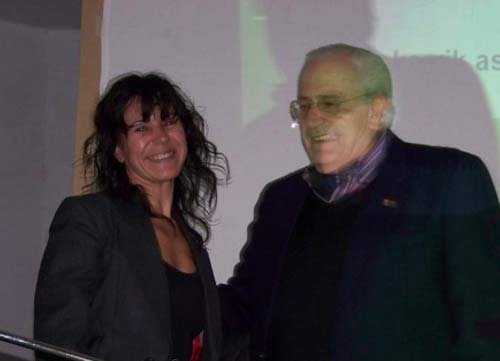 Marixabel Azpillaga acompañada por el profesor Argachá, el pasado domingo en el salón Juan Pablo II de Concepción del Uruguay