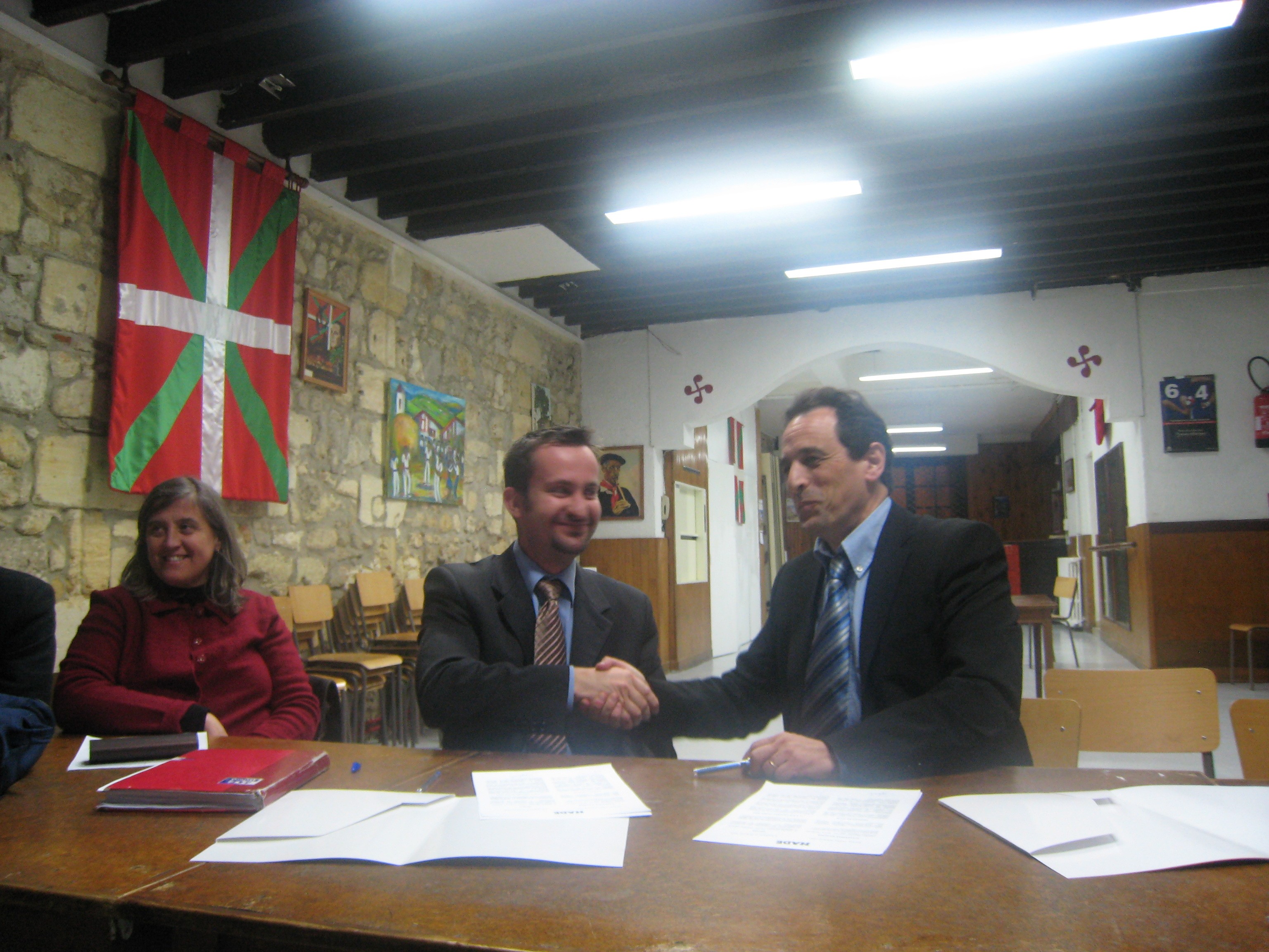El presidente de la euskal etxea bordelesa firma un acuerdo de colaboración para impartir clases de euskera con HABE, el año pasado