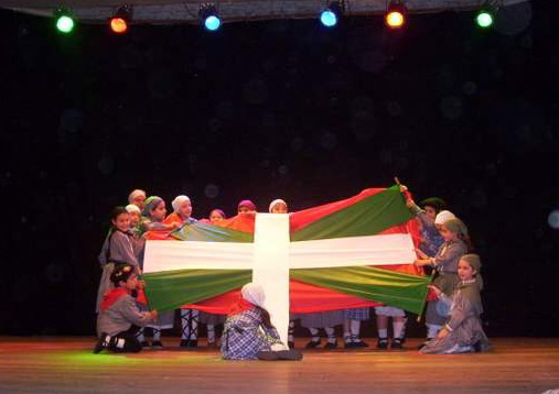 Los dantzaris de Chascomús durante su actuación (fotos Zingirako Euskaldunak EE