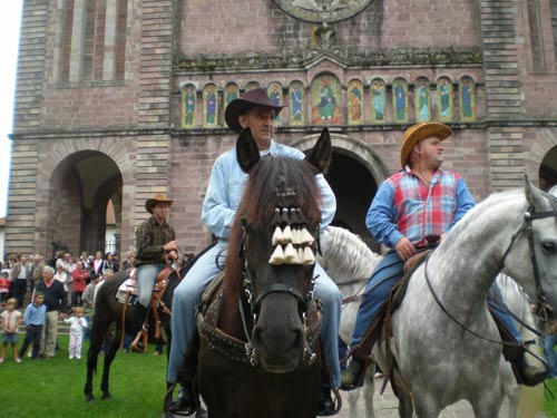 Encabezados por 'cowboys' o más bien 'artzainak' a caballo, los presentes realizaron el camino que separaba la iglesia del campamento de pastores montado al efecto (fotos y videos EuskalKultura.com)
