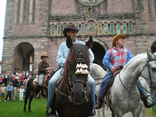 Zaldi gaineko 'cowboy' edo artzainek zabaldu zuten Santiago elizatik 'Euskal Sheep Camp'erainoko bidea joan den igandean Elizondon (argazkiak EuskalKultura.com)