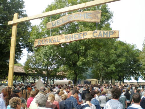 Gan den igandeko Elizondoko artzain amerikanoen kanpamenduko sarrera, halaxe dio: 'Welcome, Euskal Sheep Camp' (argazki eta bideoak, EuskalKultura.com)