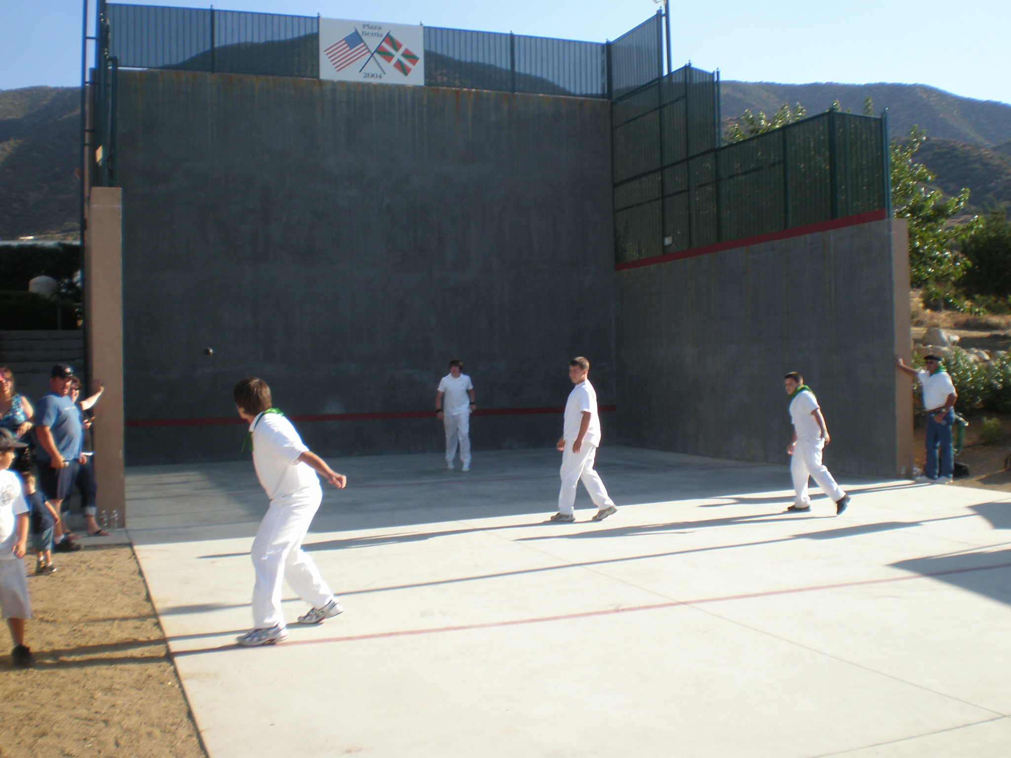 Los jovencísimos pelotaris vasco-californianos Christian Indaburu, J.J. Indaburu, Joe Esnoz y Jake Jaureguy en pleno partido en el frontón 'Plaza Berri' de Juniper Hills (foto EuskalKultura.com)