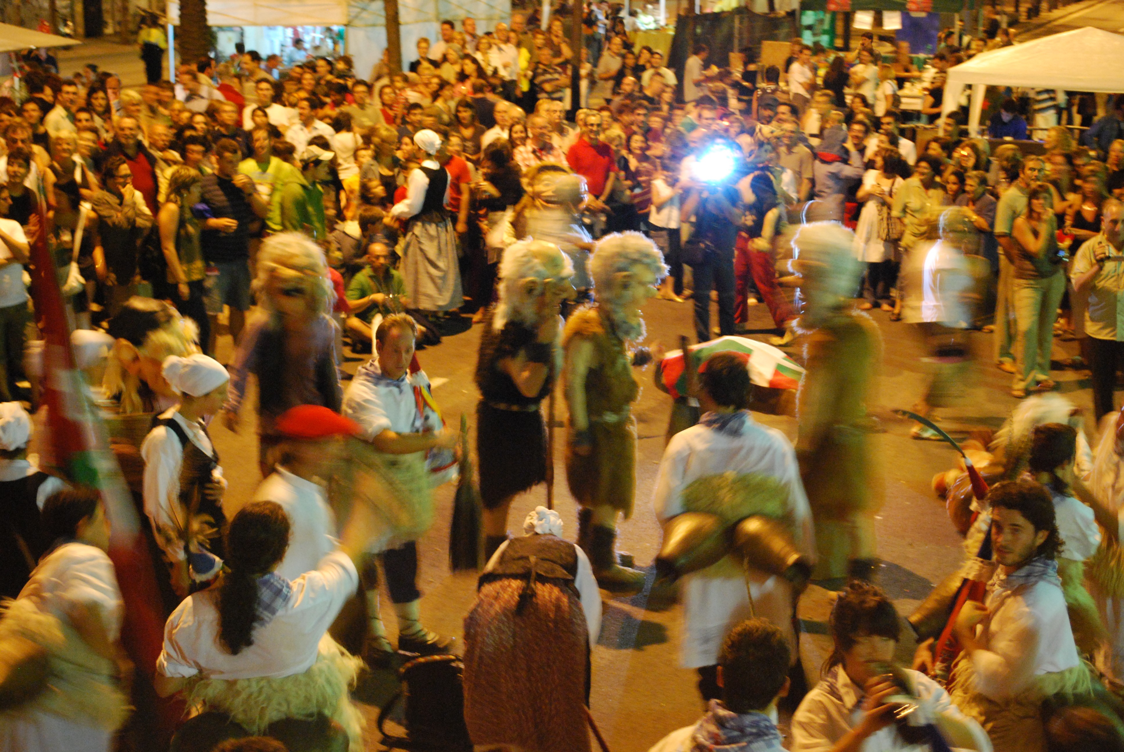 Las actividades festivas congregaron a numerosos visitantes en la carpa de Euskal Etxea