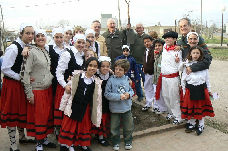 Los dantzaris y socios de la euskal etxea reunidos en la plantación del roble (foto Chivilcoy EE)