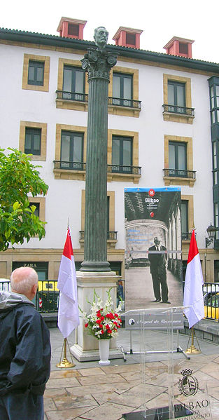Omenaldia Unamunori bere izena daraman Bilboko plazan (argazkia Javier Mediavilla, Wikipedia)