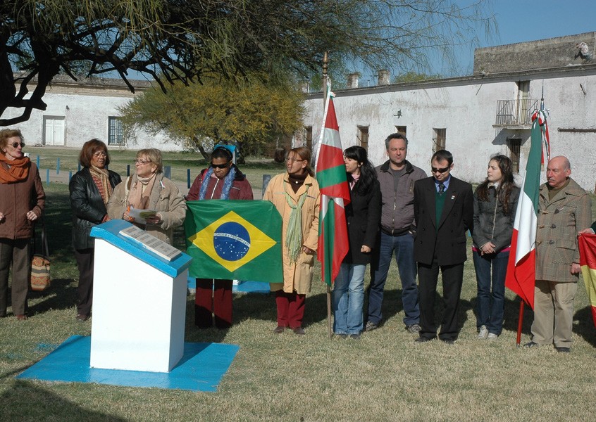 Representantes de la Euskal Etxea de Victoria y de otras colectividades en el acto del Día del Inmigrante