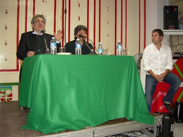 Bernardo Atxaga, Itxaro Borda y el trikitilari Kepa Junkera en el recital que ofrecieron en Euskal Etxea de Burdeos (foto BurdeosCV)