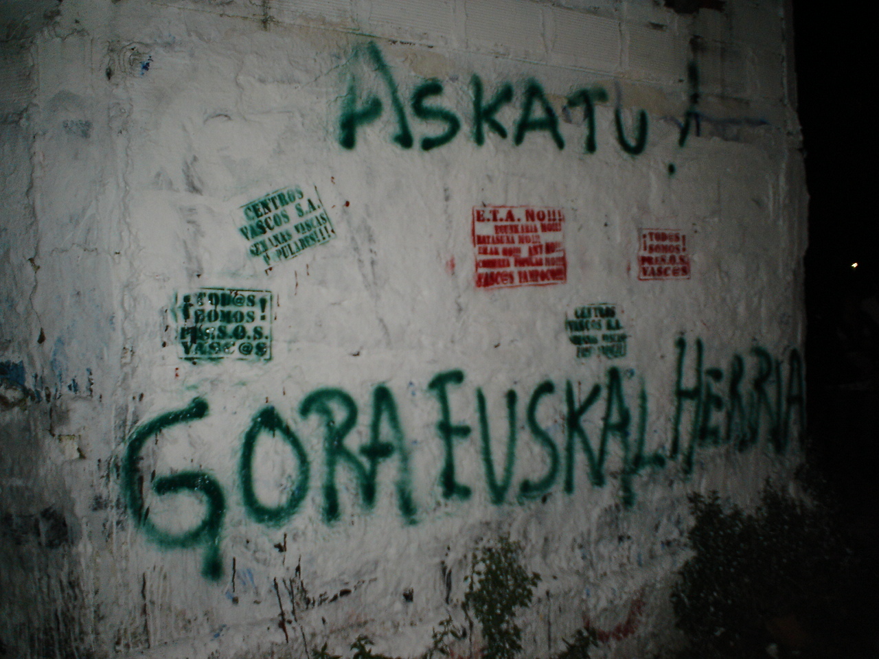 Las pintadas llevan, entre otros, textos como "Gora Euskal Herria askatuta", "Todos somos preSOS vascos", "Centros Vascos SA, semanas vascas populares"...