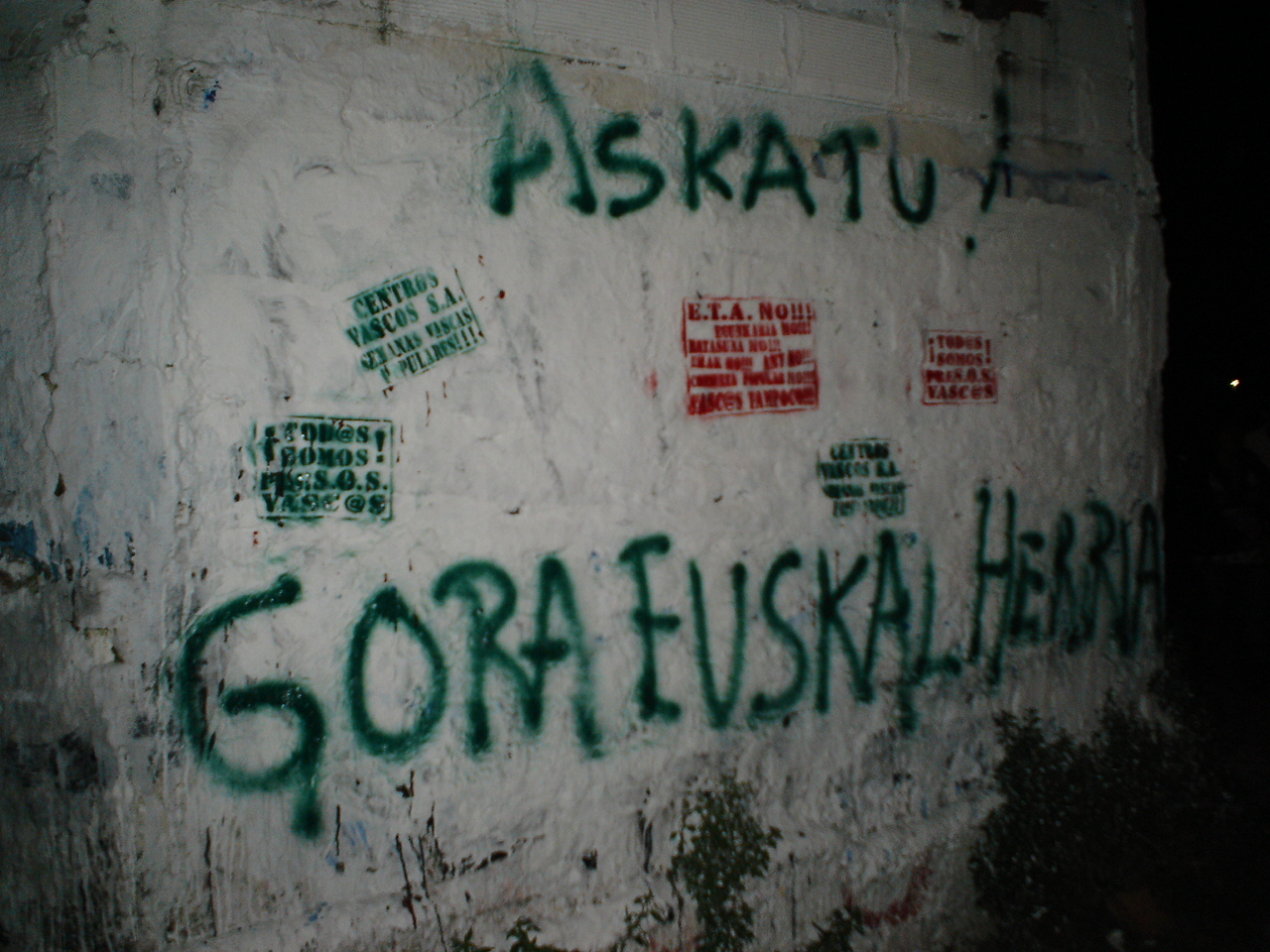 Sprayz pintatutako hormetako bat, "Gora Euskal Herria Askatuta", "Todos somos preSOS vascos", "Centros Vascos SA, semanas vascas populares" eta antzeko esaldiekin