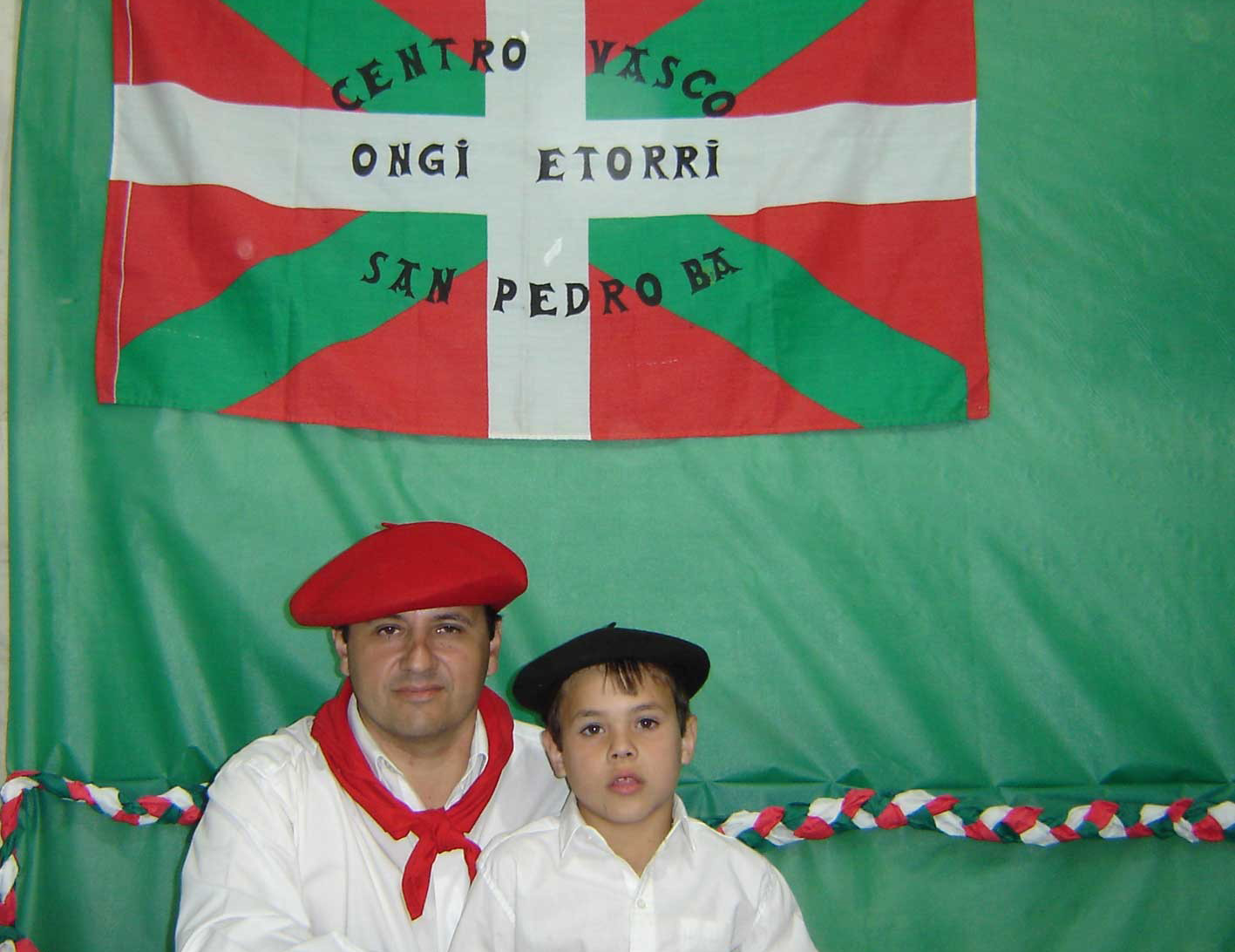 Germán Gurmindo Arana, presidente de la euskal etxea, con su hijo Valentín (foto San Pedro EE)