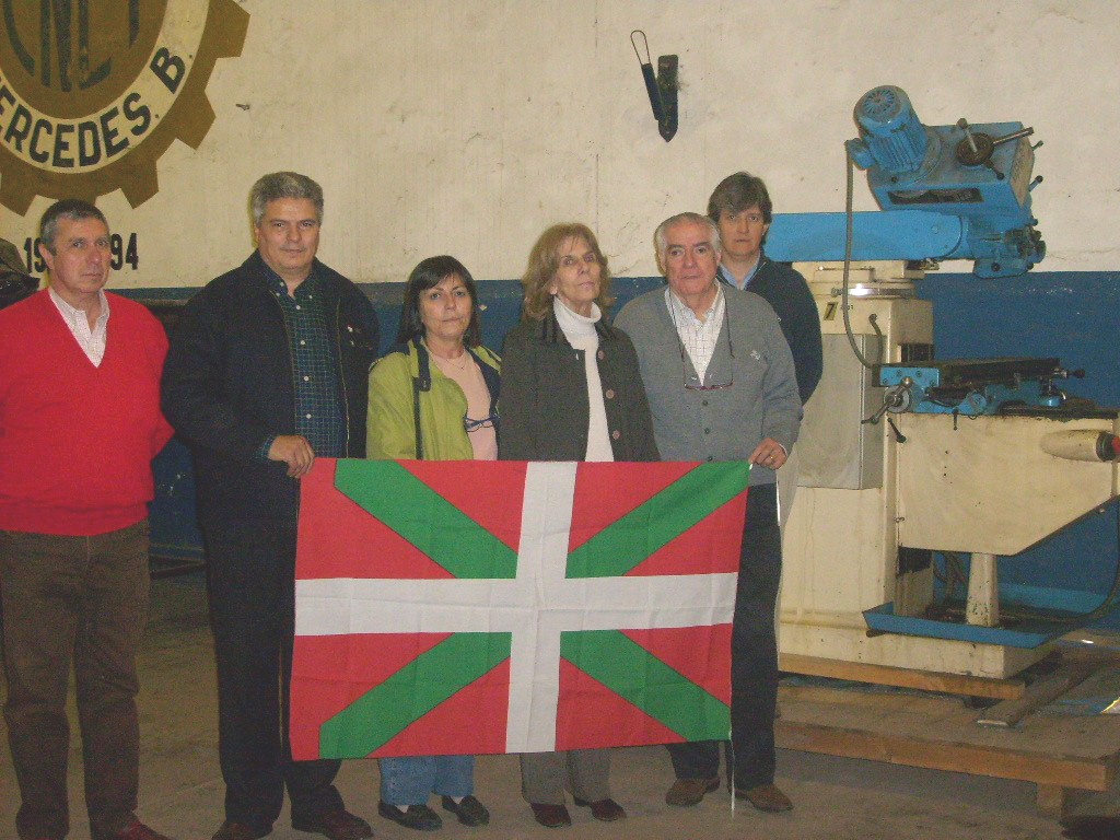 Los representantes del Centro Vasco de Suipacha junto al profesor César Arrondo, en nombre del Gobierno Vasco, y los responsables de la escuela