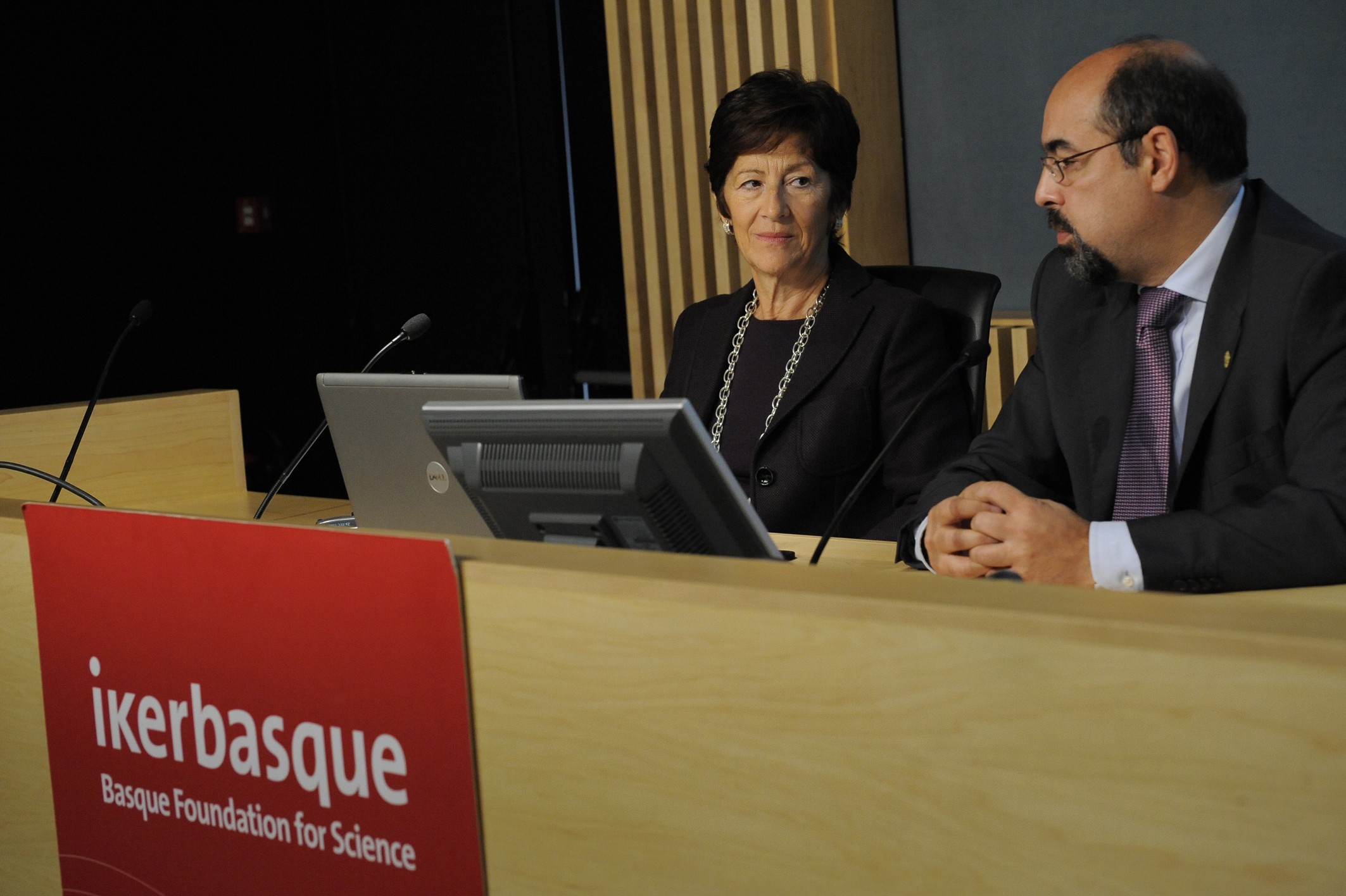 La presidenta ejecutiva de Ikerbasque, Mari Carmen Gallastegi y Tontxu Campos, consejero de Educación, Universidades e Investigación