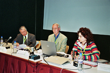Iratxe Momoitio (primera por la derecha) junto otros ponentes en el V. Congreso Internacional de Museos por la Paz, realizado en Gernika-Lumo en 2005