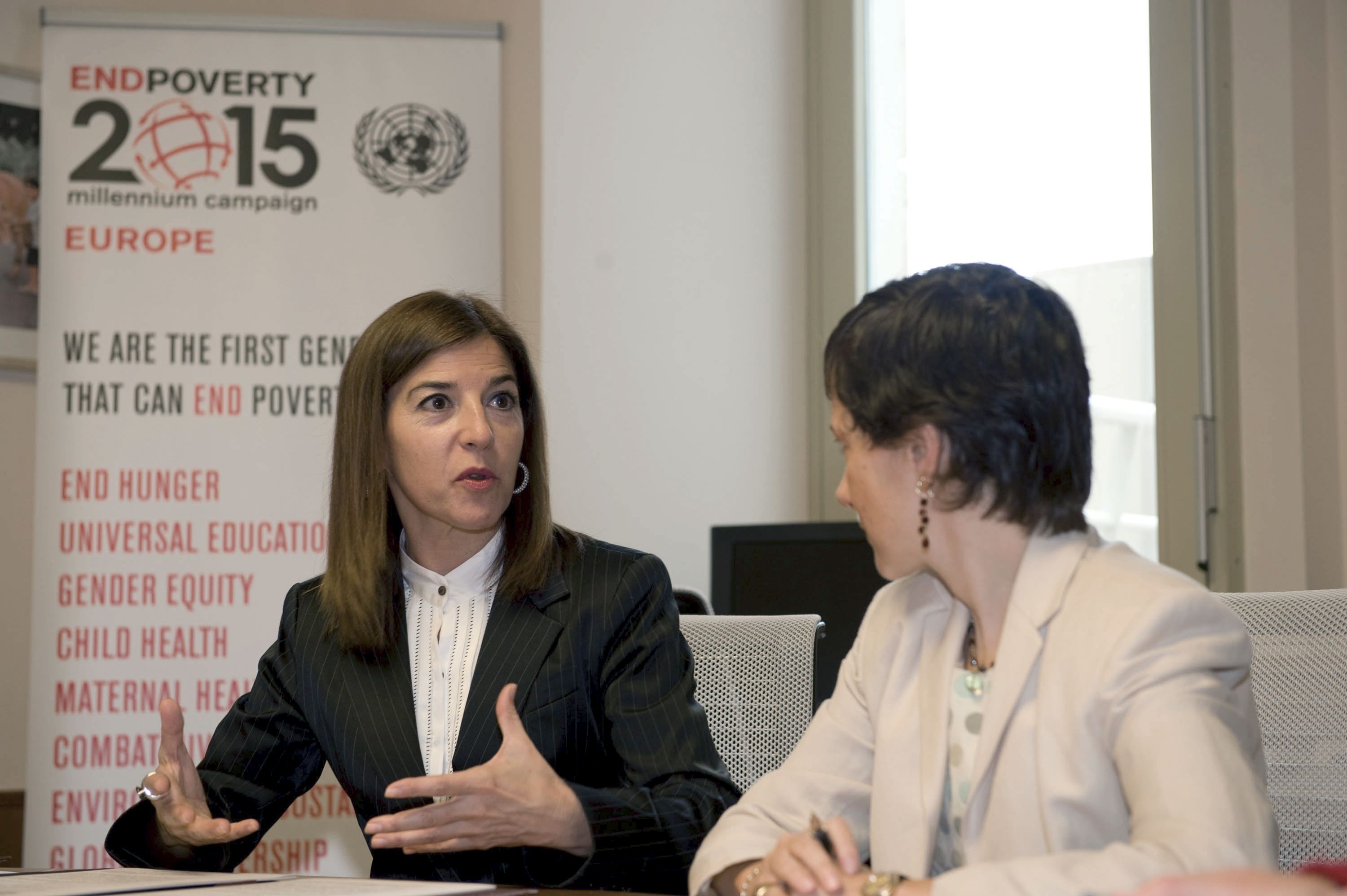 Izaskun Bilbao, presidenta del Parlamento Vasco, en la firma del convenio junto a la representante de Naciones Unidas Marina Ponti  