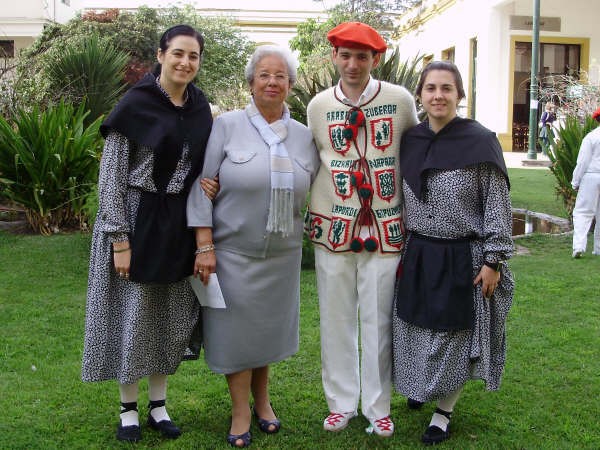 Vanesa Felix, Izaskun Ordoqui, Aitor Alava y Belén Girasole en la celebración de la Fiesta Vasca 2008 de Euskal Echea