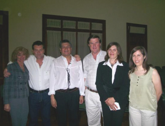 De izquierda a derecha: Nekane Olazar, Sergio Recarte, Alfredo Urquiza, Rodolfo Esain (presidente de la euskal etxea), Beatriz Puentes (esposa del presidente) y Nieves Castillo Alzuri (irakasle de euskera)