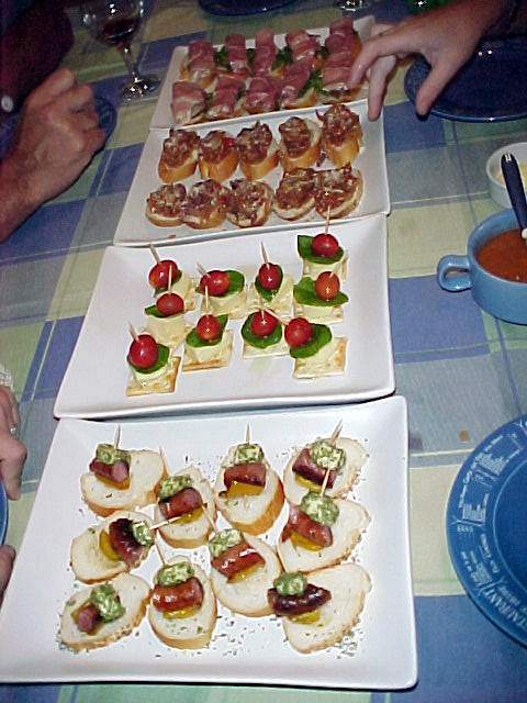 Varias bandejas de pintxos diciendo 'cómeme'.