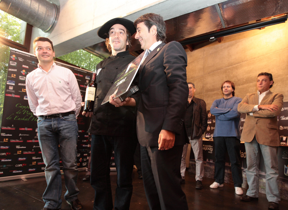 Miguel Soto, presidente de la Asociación de Hostelería de Hondarribia, Iñaki Rodaballo, del Niza de Pamplona, y Aitor Kerejeta, alcalde de Hondarribia