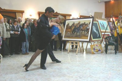 La pareja compuesta por 'Luján y Rubén Posse', bailando un tango