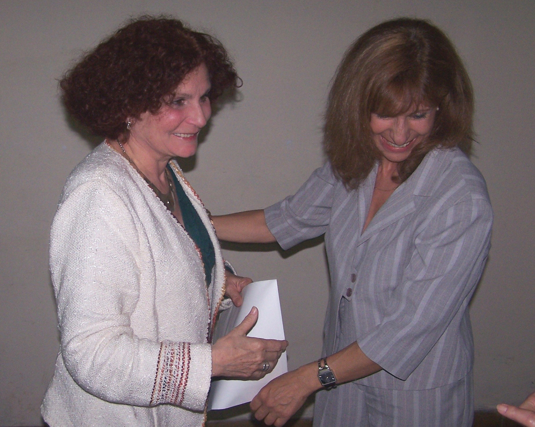 Nora Amanda Gimenez (izquierda) recibe el 1° premio de manos de Alcira Lembi (foto HiruErrekaEE)