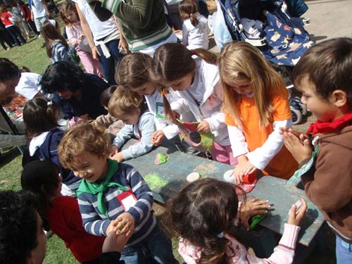 Niños y niñas participantes en los diversos juegos de la edición de 2008 de esta convocatoria anual para los más txikis que lleva a cabo FEVA (foto EuskalKultura.com)