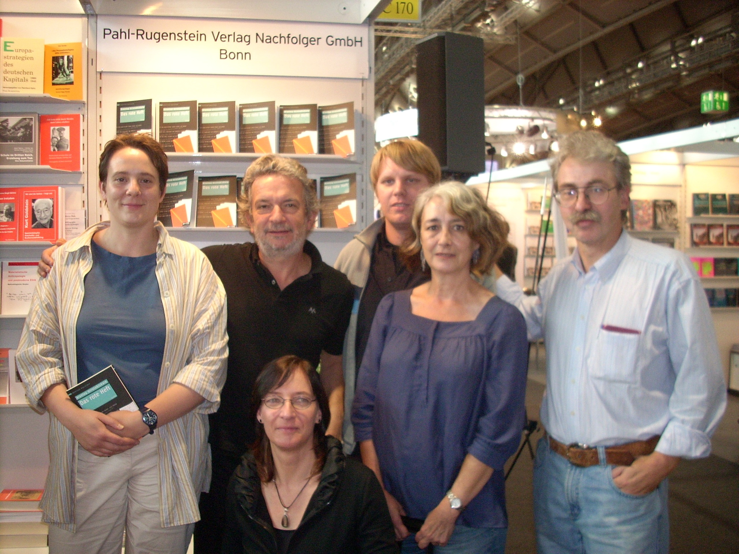 Edorta Jimenez (segundo por la izquierda) y Arantxa Urretabizkaia (segunda por la derecha) con el equipo de Bost Kultura en la Feria de Fráncfort del año pasado (foto Bost Kultura)