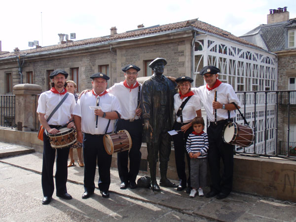 Gasteizko Folklore Akademiako txistulari bandako partaideak