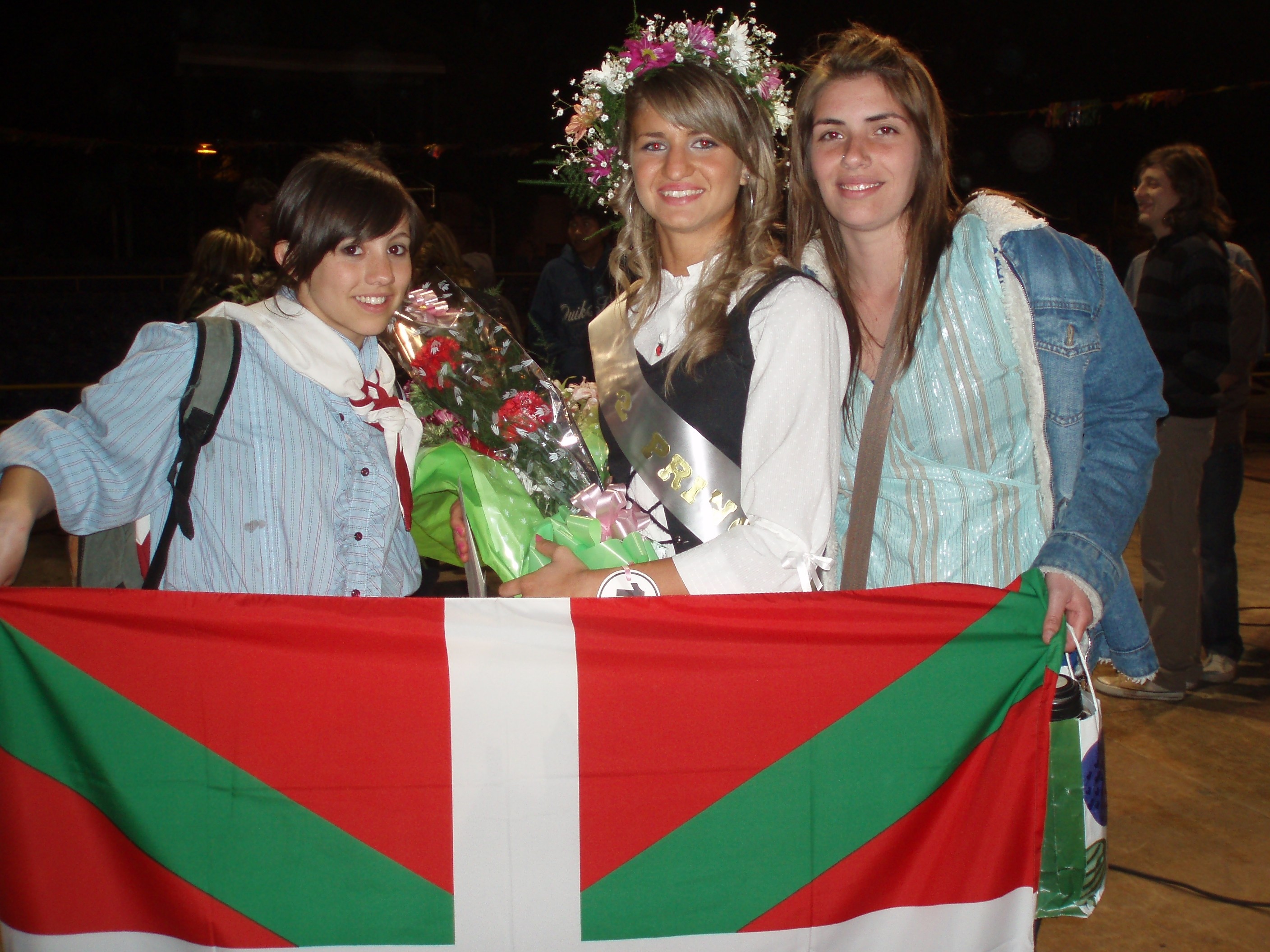 En el centro de la imagen Carolina Larrañaga, Segunda Princesa de la Fiesta del Inmigrante (fotos Villa MercedesEE)