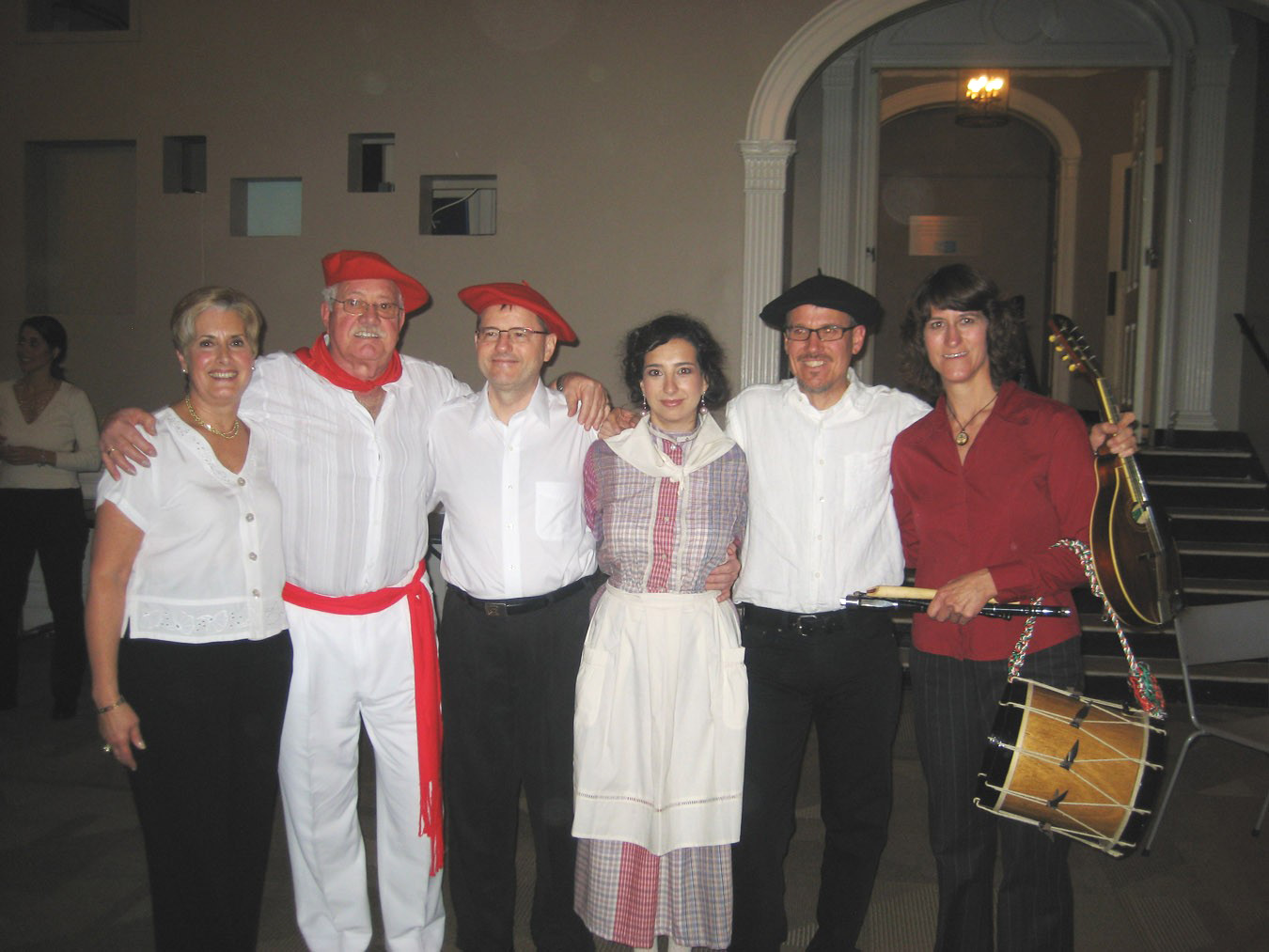 El equipo de la gala, de izquierda a derecha: Marilu Navas, presentadora del acto, el tenor Iñaki Astondoa, el pianista Earl Buys, la soprano Amaia Arberas, el músico John Ehlis y la txistulari Cathy Clarkson (fotos Guillermo Zubiaga)