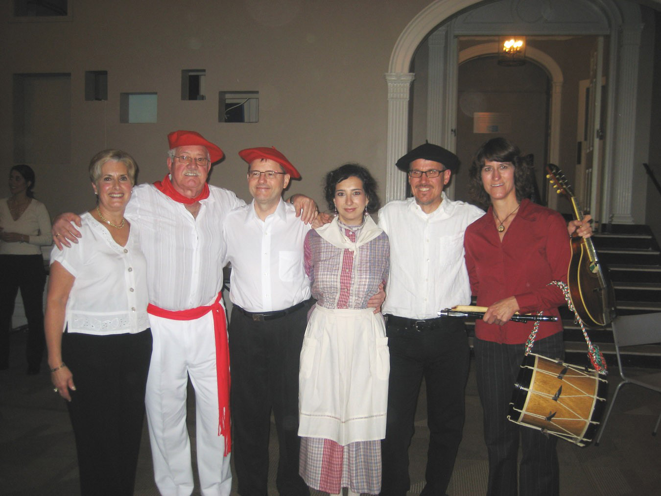 'Basques of New York' ikuskizuna eskaini zuten azaroaren 2an NYeko Museoan, honako hauek: Marilu Navas, aurkezlea, Iñaki Astondoa tenorea, Earl Buys pianojolea, Amaia Arberas sopranoa, John Ehlis mandolinjolea eta Cathy Clarkson txistularia (argazkia Guil